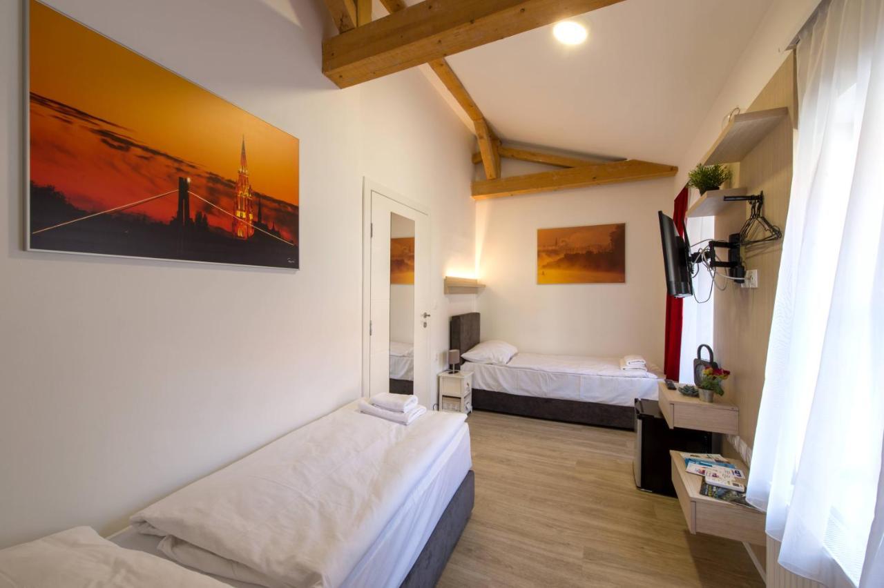 Hostel Os Осиек Экстерьер фото